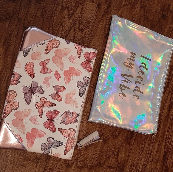 Five random pouches and a lipstick case. - Picture 3 of 4